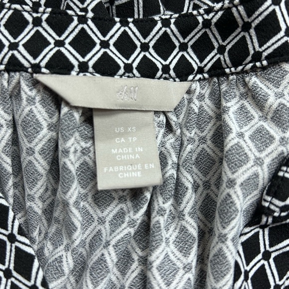 H&M Black and White Geometric Sleeveless Blouse - Picture 3 of 5